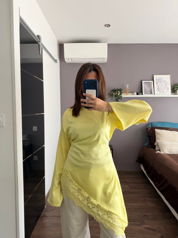Pull asymétrique dentelle jaune