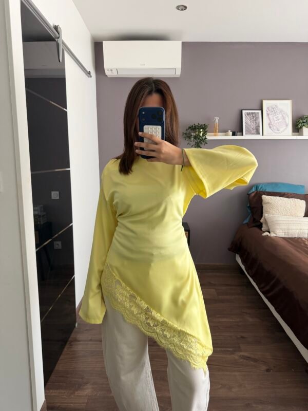 Pull asymétrique dentelle jaune