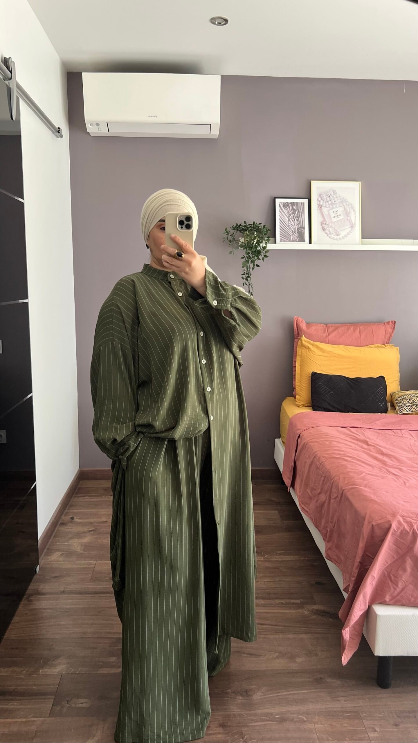 Ensemble Dina kaki
